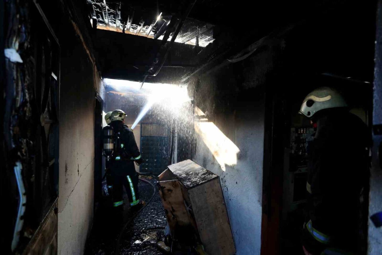 Antalya’da iki katlı müstakil evin alt katında sobada atıklar yakıldığı