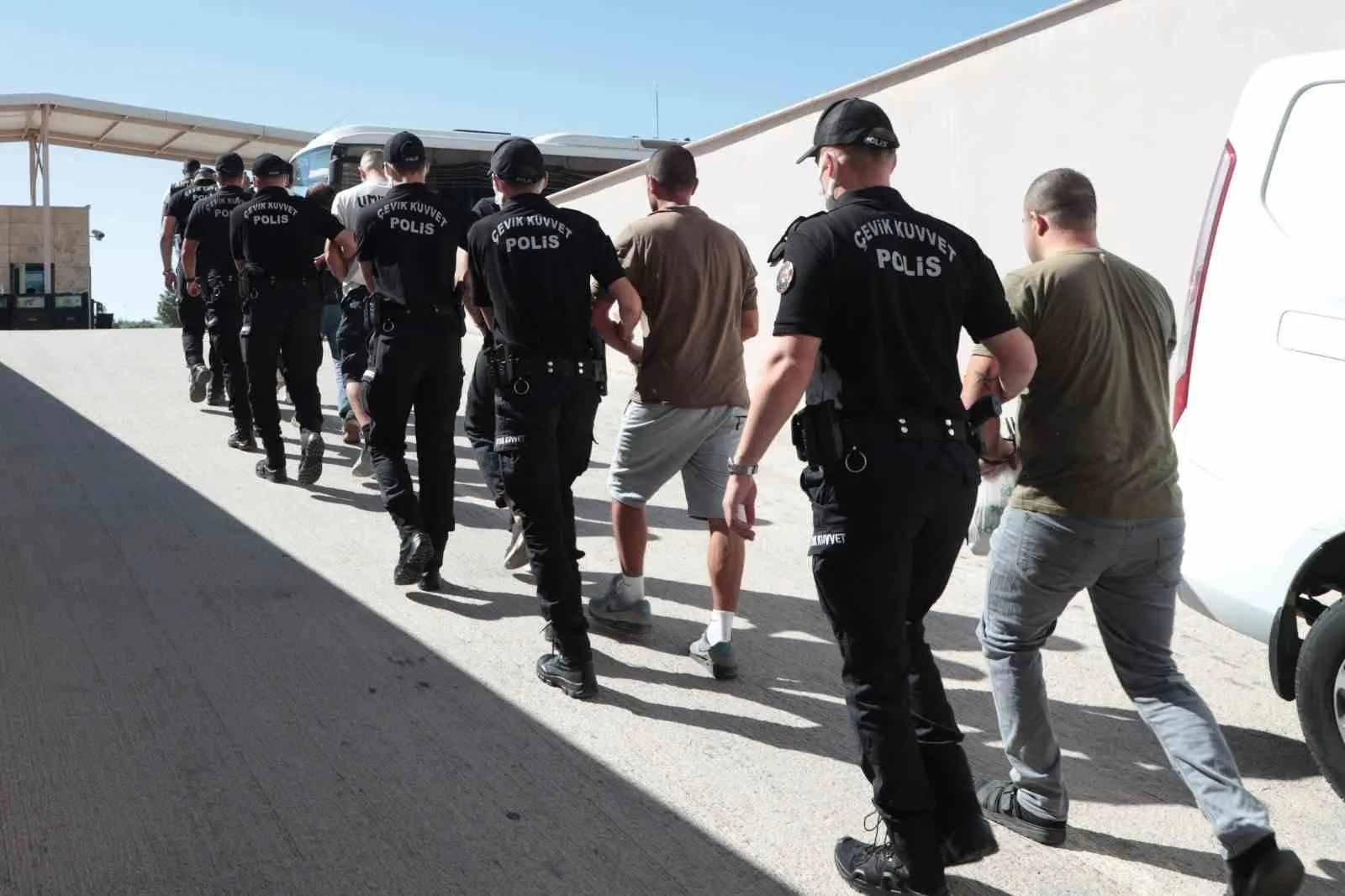 Antalya’da polis ekiplerince gerçekleştirilen asayiş uygulamalarında 186 şahıs yakalandı. İl