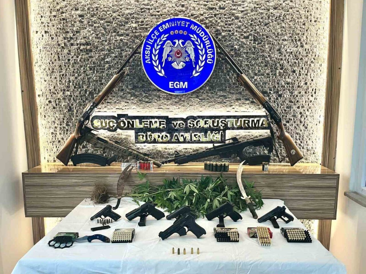 Antalya’nın Aksu ilçesinde çok sayıda ruhsatsız silah ve fişekleri ele