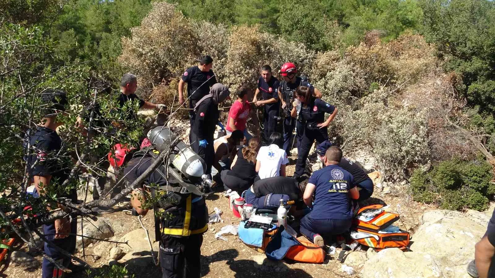 Antalya’da define aramak için kazdıkları yaklaşık 25 metrelik kuyuda çalıştırdıkları