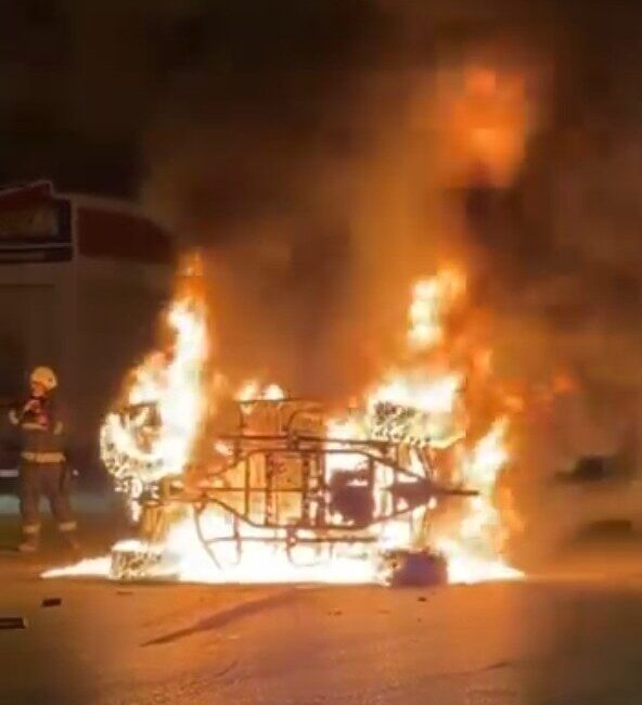 Antalya’nın Kumluca ilçesinde devrilerek yan yatan ve ardından alev alan