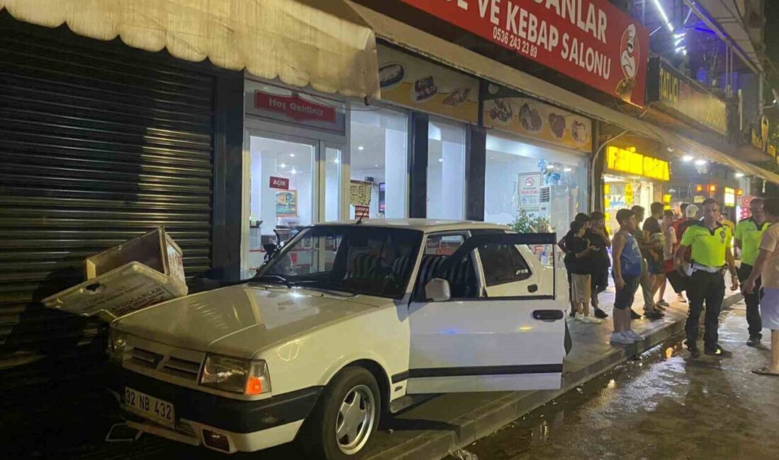 Antalya’nın Serik ilçesinde kamyonetin çarpmasıyla yoldan çıkan TOFAŞ marka otomobil,