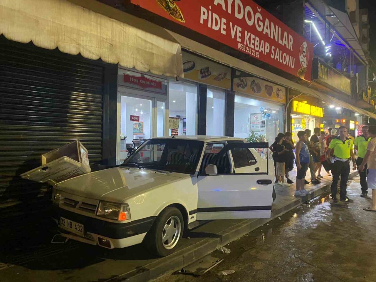 Antalya’nın Serik ilçesinde kamyonetin çarpmasıyla yoldan çıkan TOFAŞ marka otomobil,