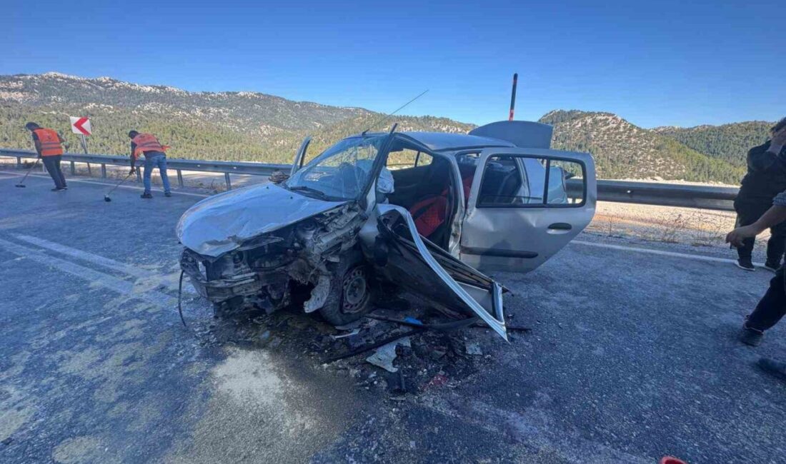 Antalya’da iki otomobilin çarpıştığı kazada 1’i ağır olmak üzere 4