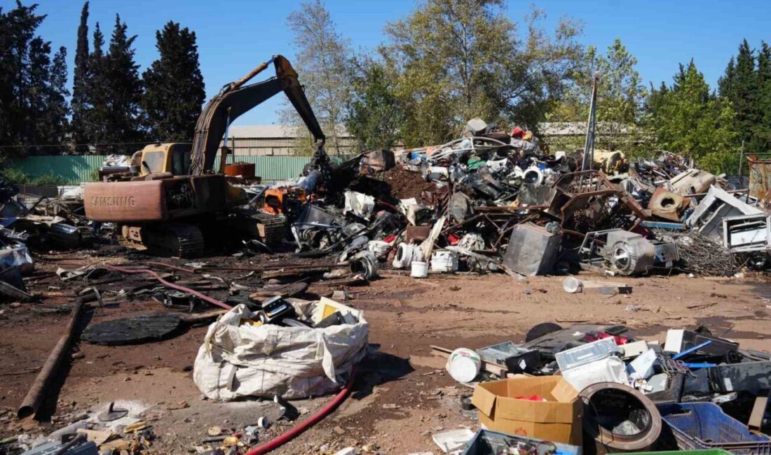 Antalya’nın Kepez ilçesinde hurdalık alanda çıkan yangın, itfaiye ekiplerince çevreye