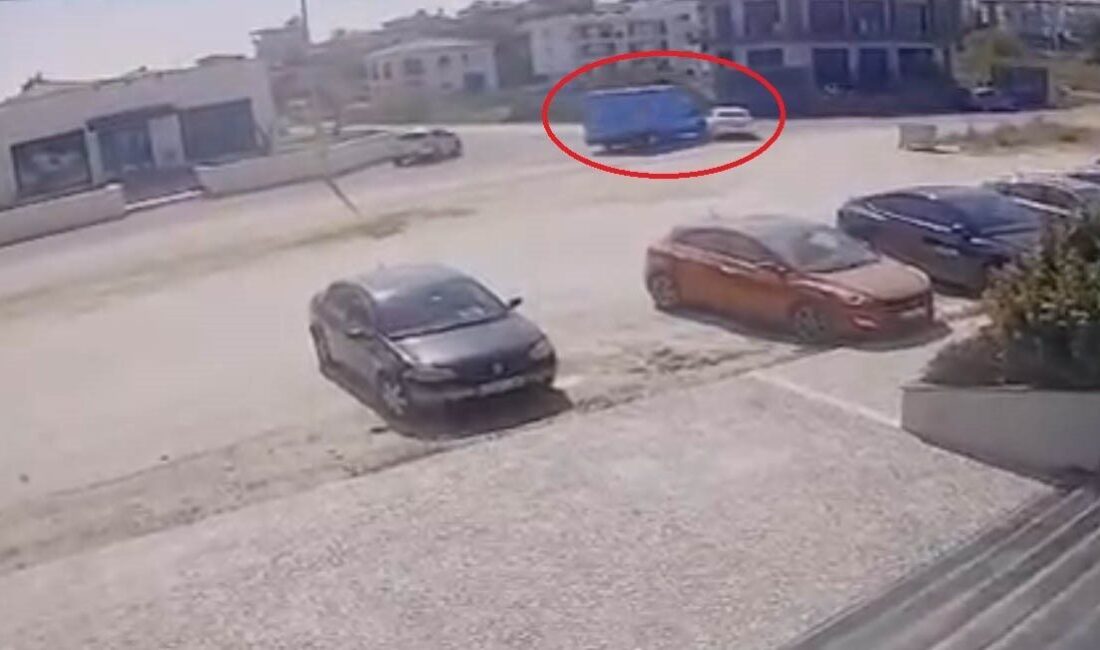 Antalya’nın Manavgat ilçesinde kargo aracıyla aynı istikamette seyir halindeki otomobilin