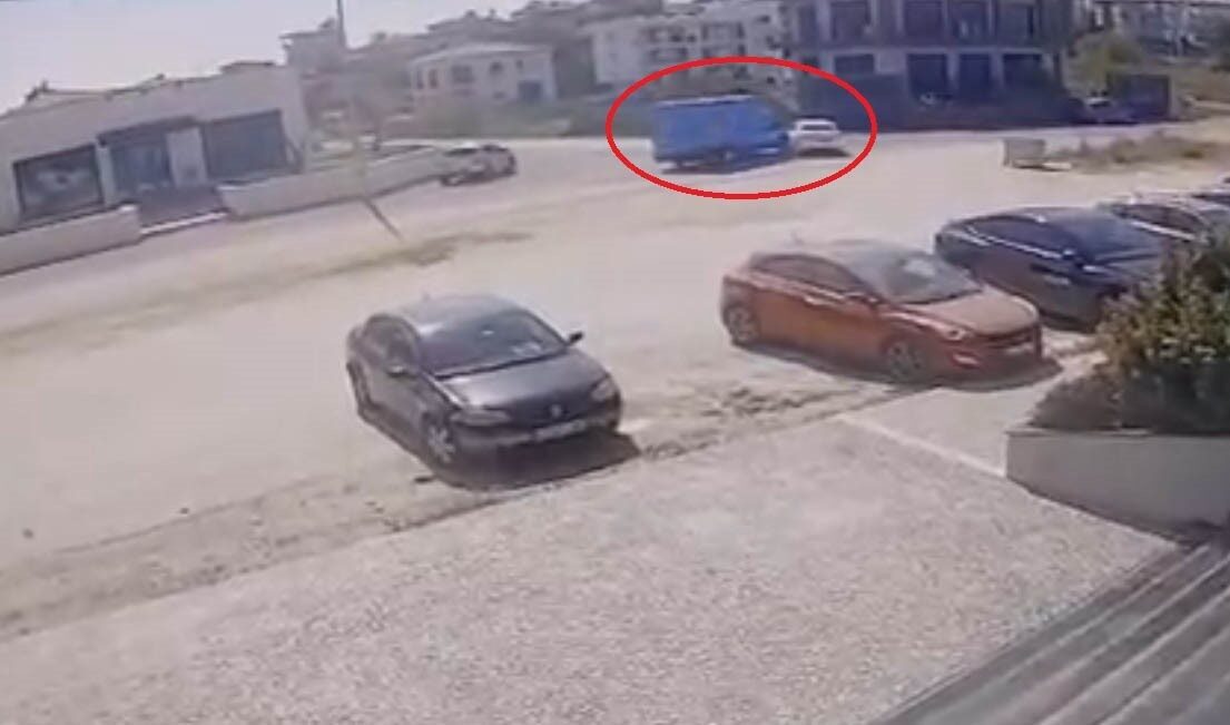 Antalya’nın Manavgat ilçesinde kargo aracıyla aynı istikamette seyir halindeki otomobilin