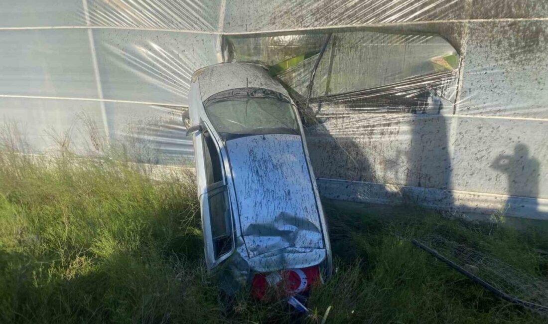 Antalya’nın Serik ilçesinde direksiyon hâkimiyetini kaybeden sürücü, otomobiliyle yoldan çıkarak