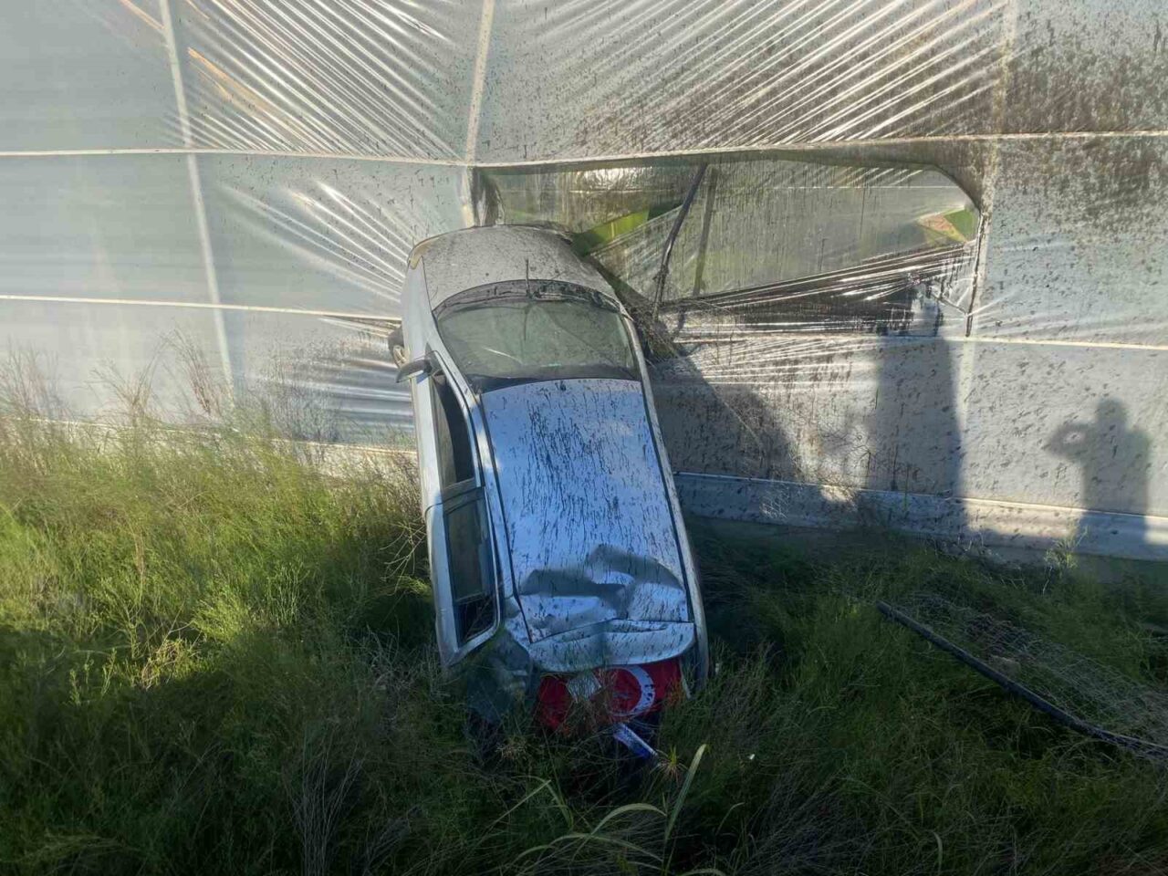 Antalya’nın Serik ilçesinde direksiyon hâkimiyetini kaybeden sürücü, otomobiliyle yoldan çıkarak