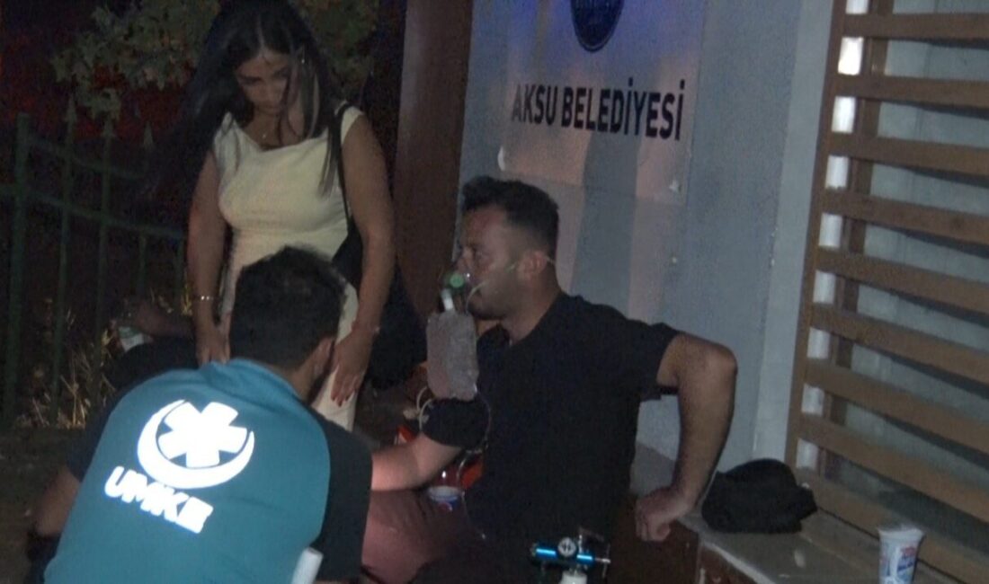 Antalya’nın Aksu ilçesinde yerleşim alanına yakın sazlık alanda çıkan yangın,