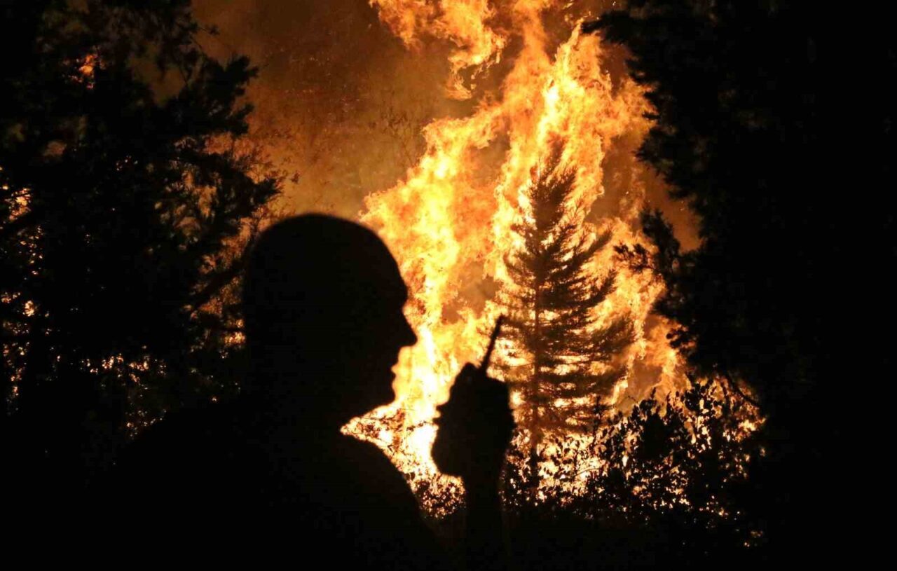 Antalya’nın Aksu ilçesinde ormanlık alanda çıkan yangın, 2 saatlik çalışmanın