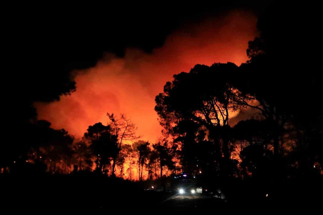 Antalya’nın Aksu ilçesinde otellere yakın bölgede başlayan orman yangını yaklaşık