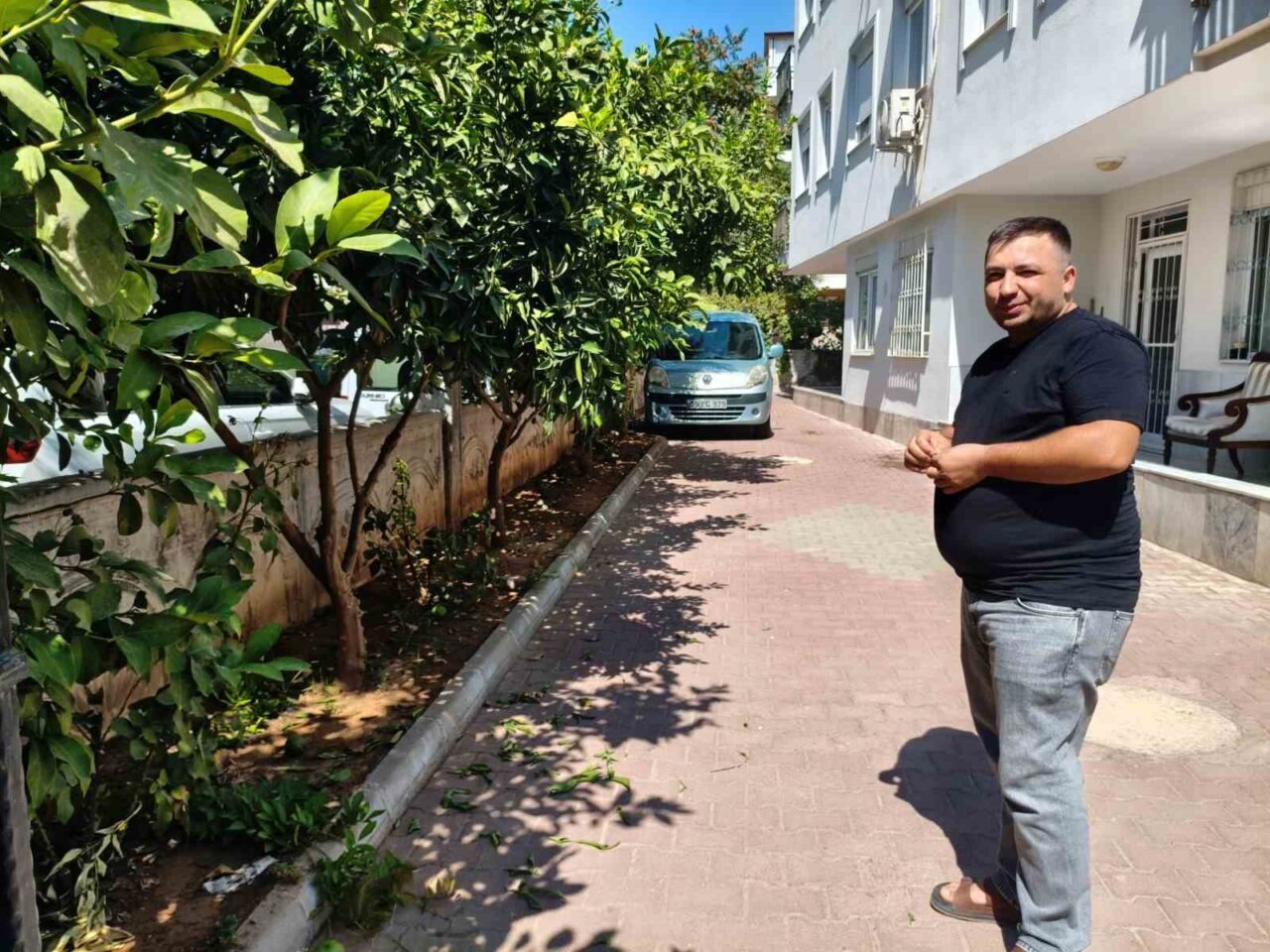 Antalya’da aynı apartmanda yaşayan komşuların bahçedeki ağaçtan portakal koparma tartışmasında