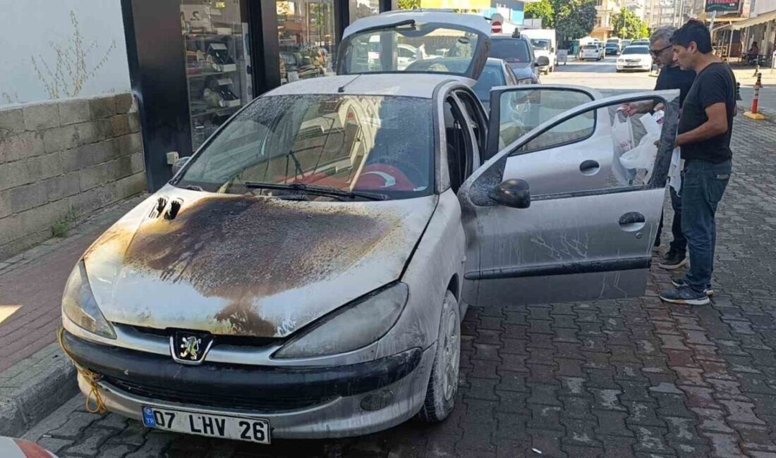 Antalya’nın Manavgat ilçesinde seyir halindeki otomobil, motor bölümünden yanmaya başladı.