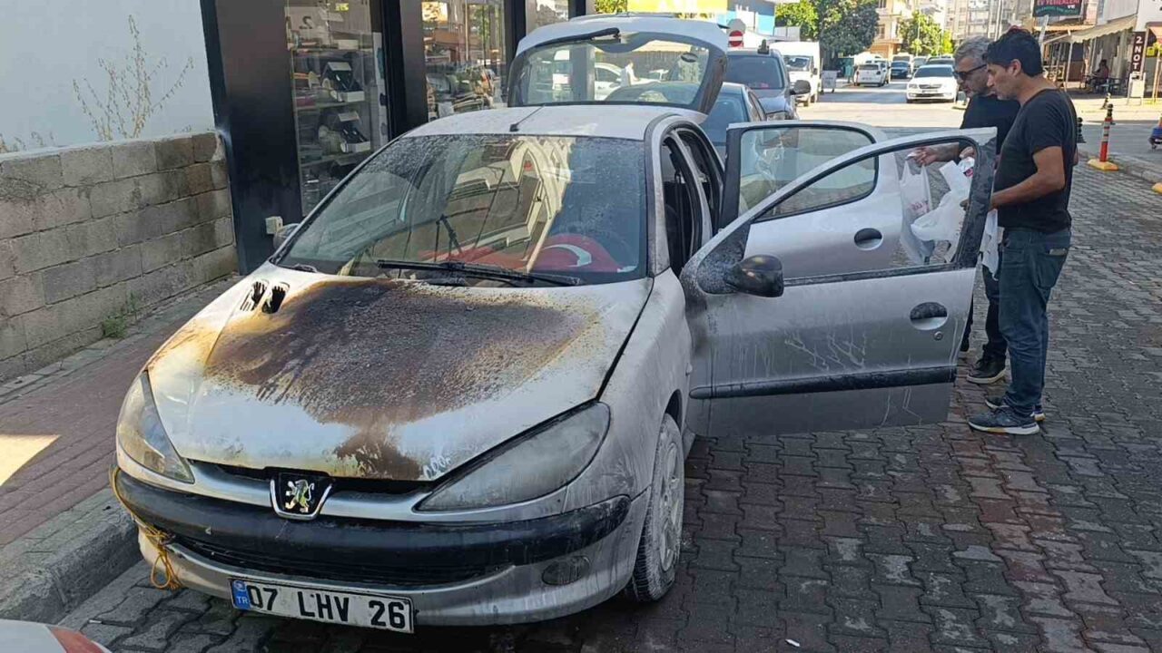 Antalya’nın Manavgat ilçesinde seyir halindeki otomobil, motor bölümünden yanmaya başladı.