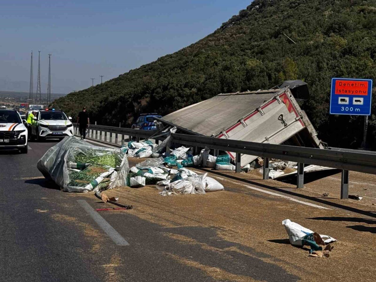 Antalya’da direksiyon hakimiyetini kaybetmesi sonucu meydana gelen kazada, yol kenarına