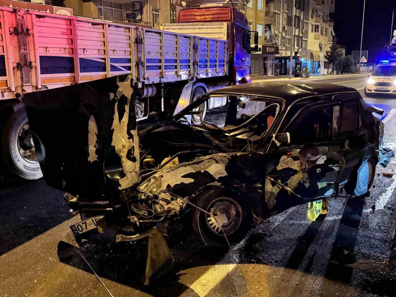 Antalya’nın Gazipaşa ilçesinde asfalt çalışması nedeniyle trafiğin tek şeritten sağlandığı