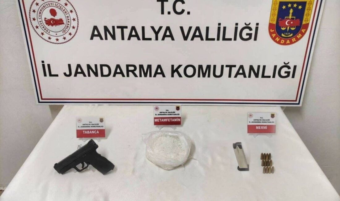 Antalya’da durdurulan 2 araçta 1 kilo 50 gram metamfetamin, 5