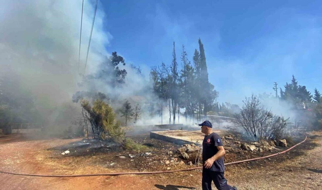 Antalya’da çıkan yangına hurdacıya ait ev, kamyonet ve motosikleti küle