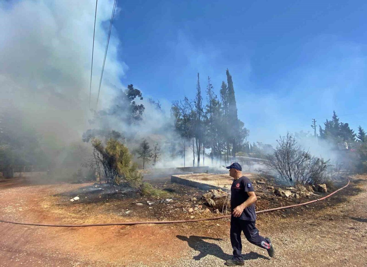 Antalya’da çıkan yangına hurdacıya ait ev, kamyonet ve motosikleti küle
