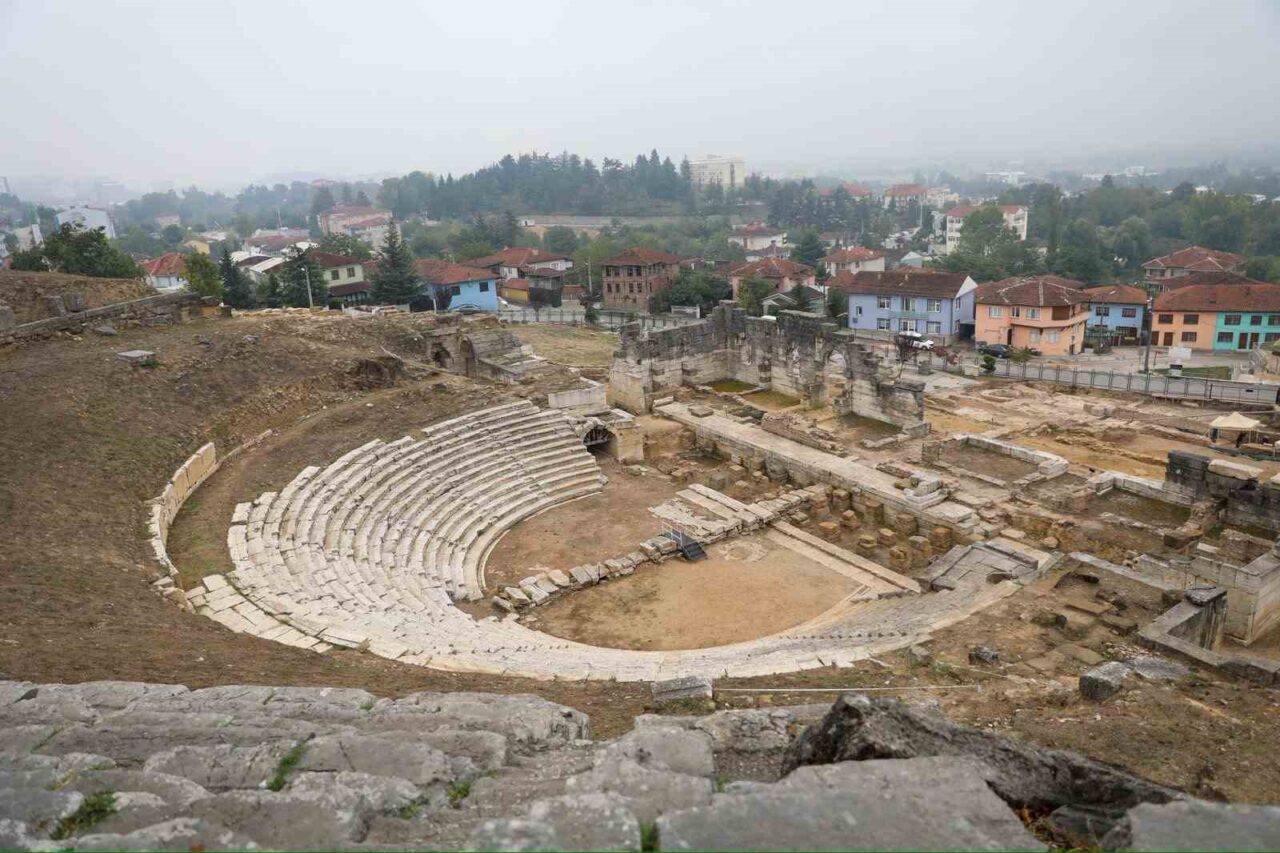 Konuralp Antik Tiyatroda devam eden kazı çalışmalarında sona gelindi. Kazıları