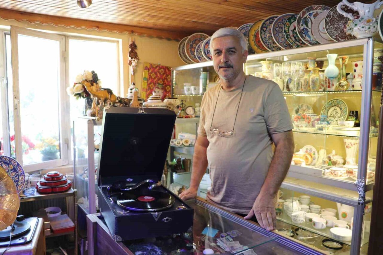 Eskişehirli antikacı olan Bayram Çağlayan, 80’li yıllara ait ürünlerin gerçek
