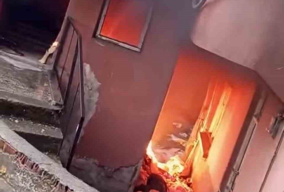 Karabük’te kullanılmayan bir apartmanın girişindeki çöplerin tutuşması sonucu çıkan yangın