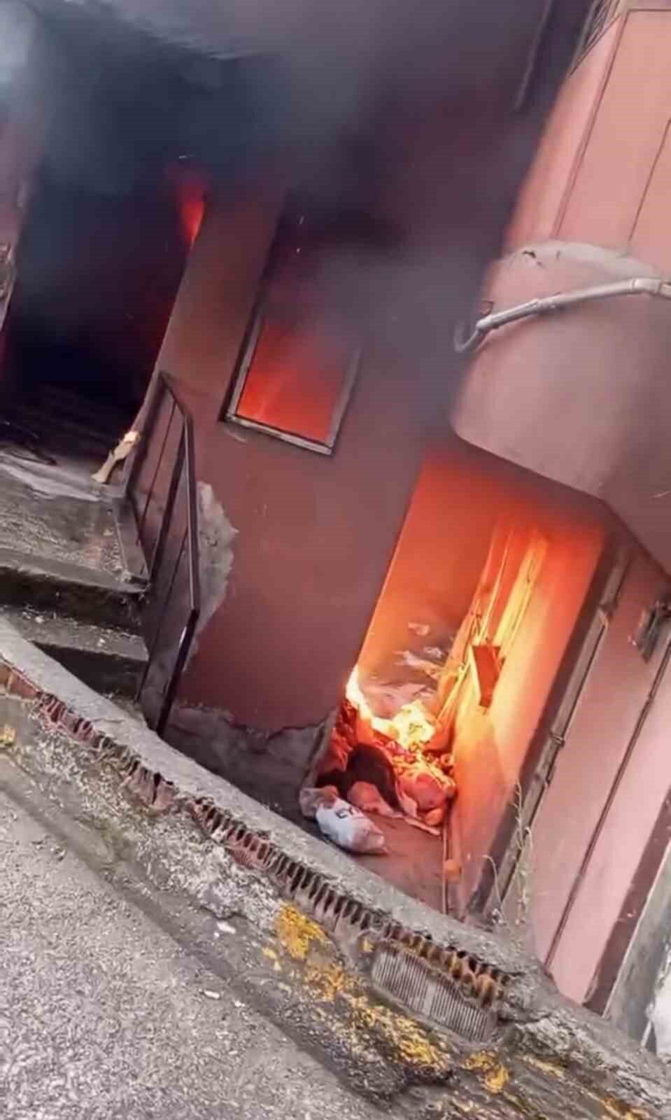 Karabük’te kullanılmayan bir apartmanın girişindeki çöplerin tutuşması sonucu çıkan yangın