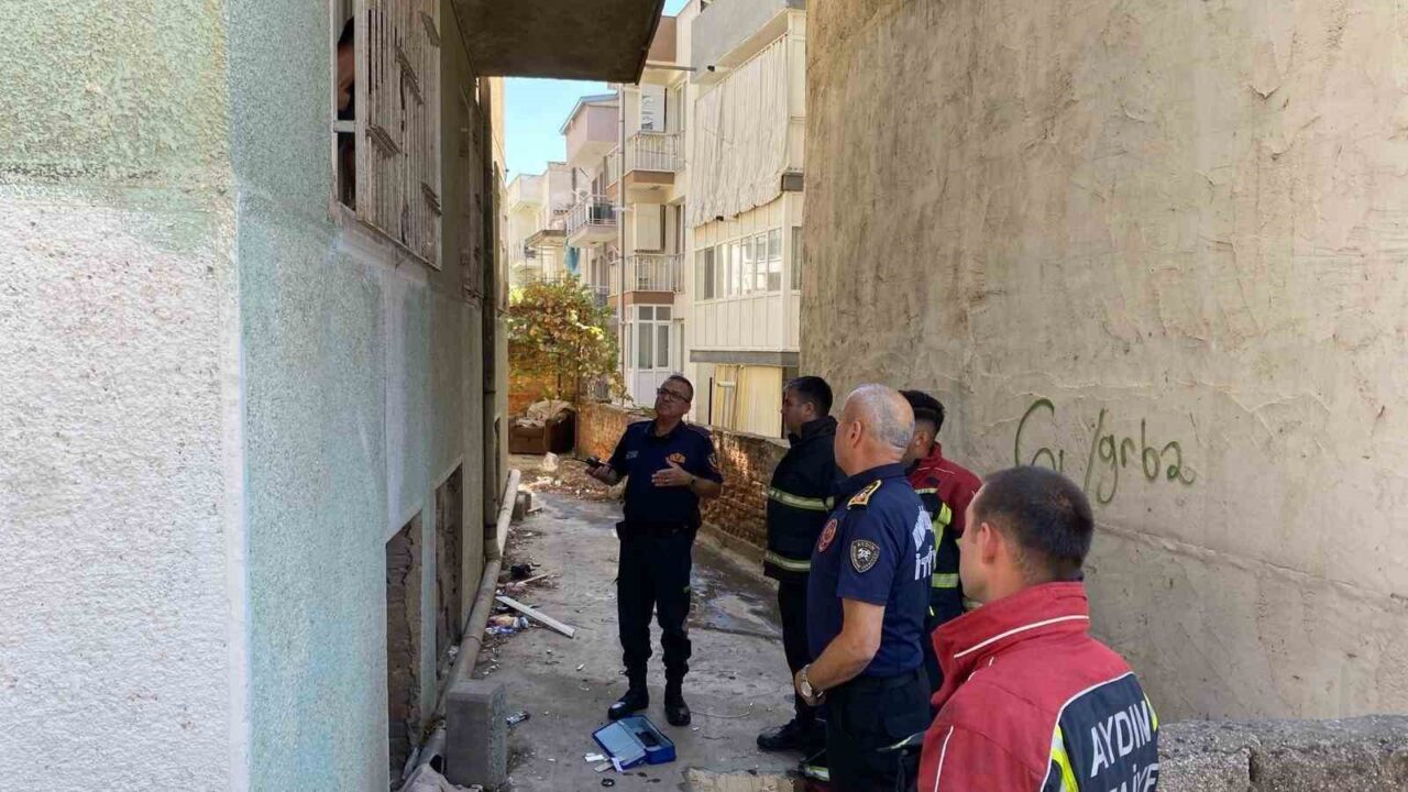 Aydın’ın Efeler ilçesinde apartmanların arasından yükselen dumanlar vatandaşları panikletti. Yangın,