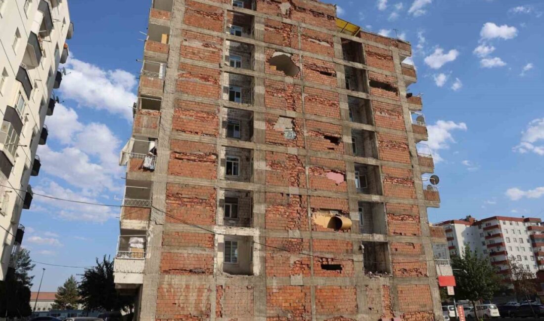 Diyarbakır’ın Bağlar ilçesinde ağır hasarlı binanın yıkımı sırasında aldığı darbelerle