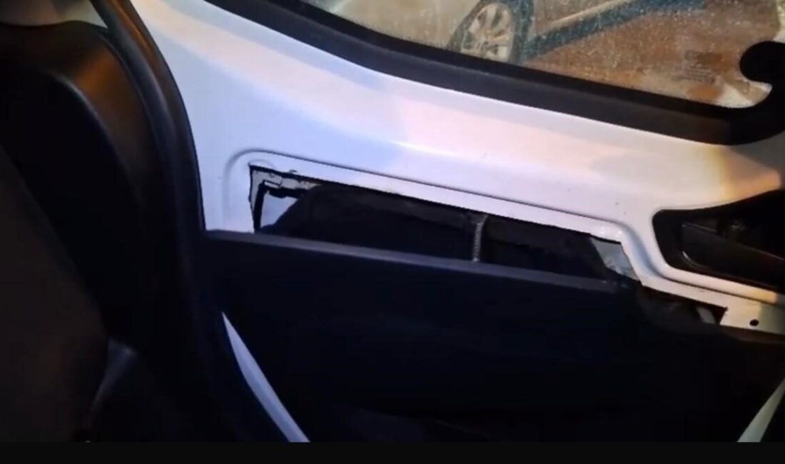 İzmir’de polis ekiplerince gerçekleştirilen asayiş uygulamasında, bir otomobilin araç anahtarıyla