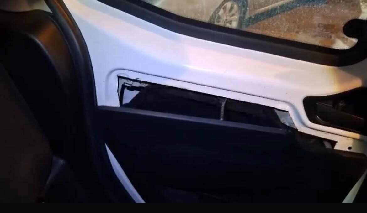 İzmir’de polis ekiplerince gerçekleştirilen asayiş uygulamasında, bir otomobilin araç anahtarıyla