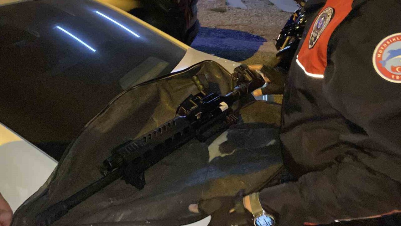 Aksaray’da polisin şüphe üzerine durdurduğu otomobilin bagajında ruhsatı ibraz edilemeyen