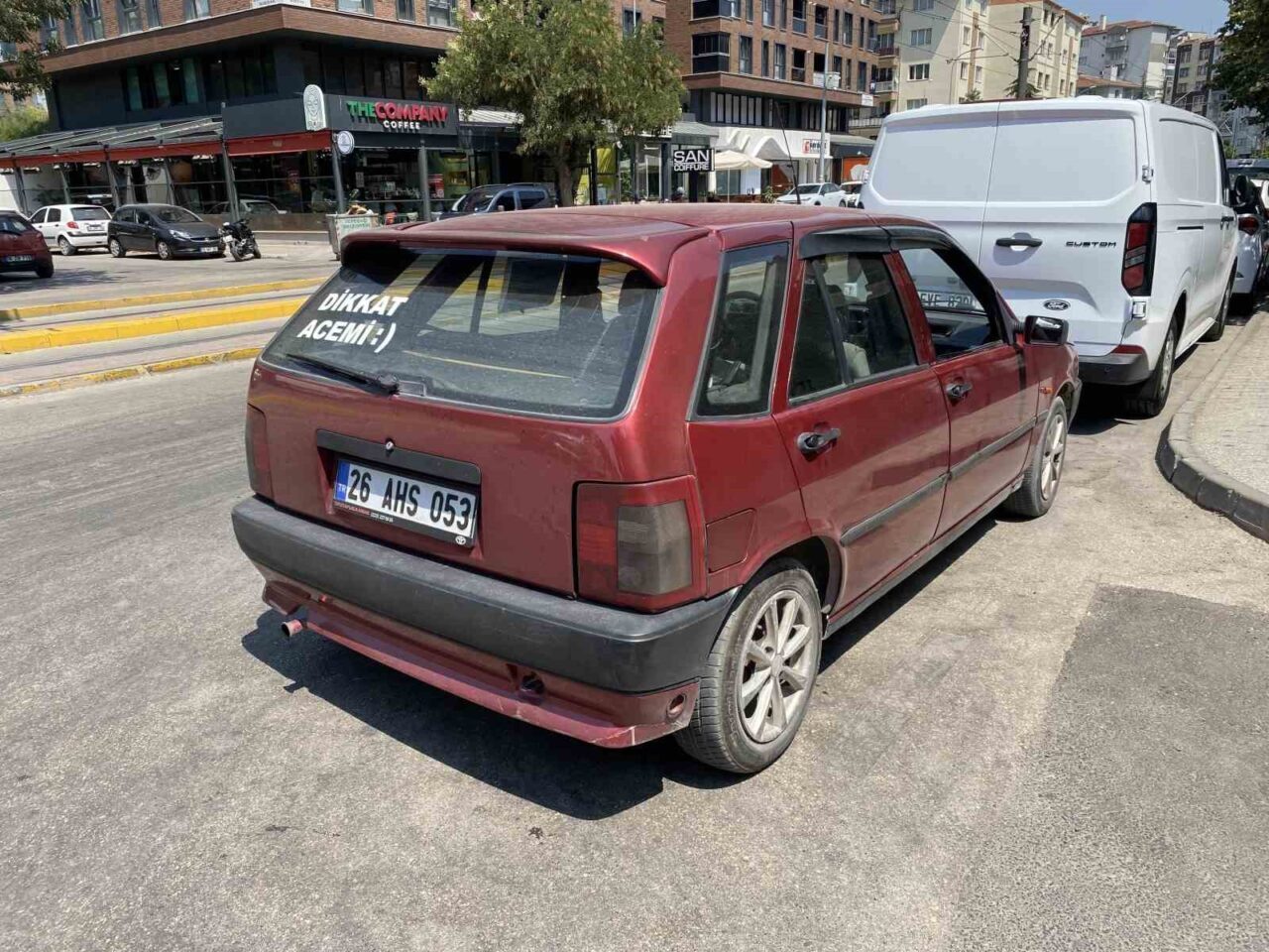 Eskişehir’de otomobilinin arka camında ’Dikkat Acemi’ yazısı yer alan Sevda