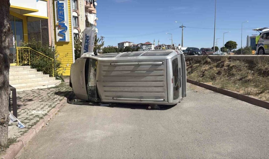 Sivas’ta aynı istikamette gitmekte olan iki araç çarpıştı, araçlardan biri