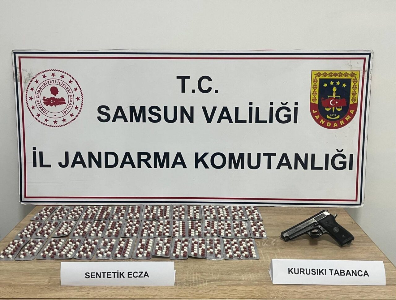 Samsun’un Kavak ilçesinde jandarma ekiplerince düzenlenen uyuşturucu operasyonunda bir aracın