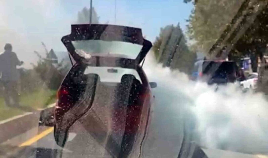 Menteşe Uğur Mumcu Bulvarı’nda motor kısmından duman çıkan araca itfaiye