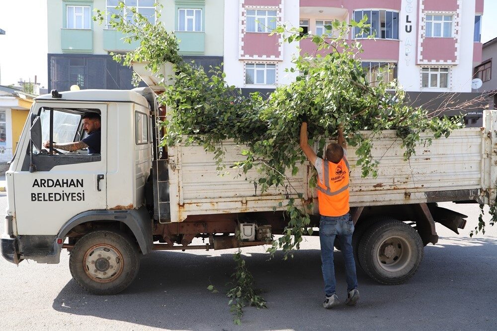 Ardahan Belediyesi Temizlik İşleri Müdürlüğü ekipleri, yeşil alanların bakım ve