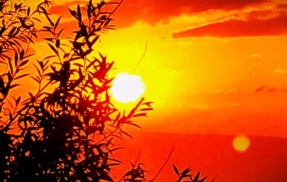 Ardahan’da gün doğumunda gökyüzünün kızıllığı ve bulutların oluşturduğu manzara mest