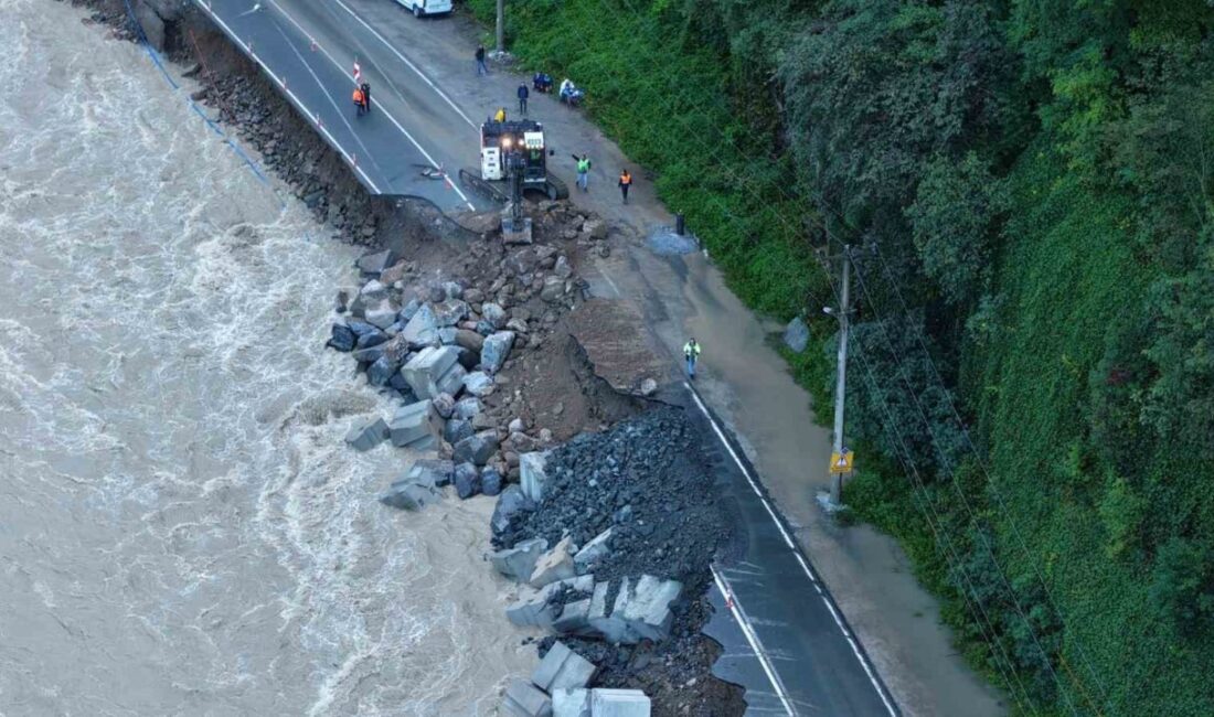 Rize’de Ardeşen-Çamlıhemşin yolu, meydana gelen heyelan nedeniyle ulaşıma kapandı. Rize’nin