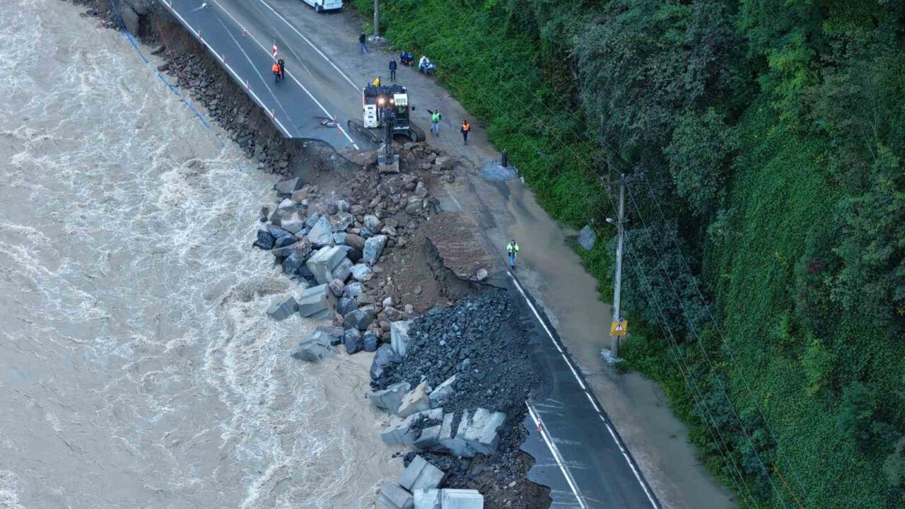 Rize’de Ardeşen-Çamlıhemşin yolu, meydana gelen heyelan nedeniyle ulaşıma kapandı. Rize’nin