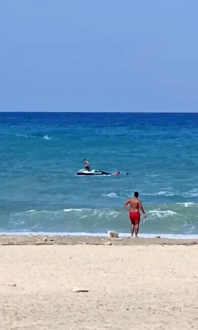 Arnavutköy Karaburun Sahili’nde denize giren bir kişi akıntıya kapılarak boğulma