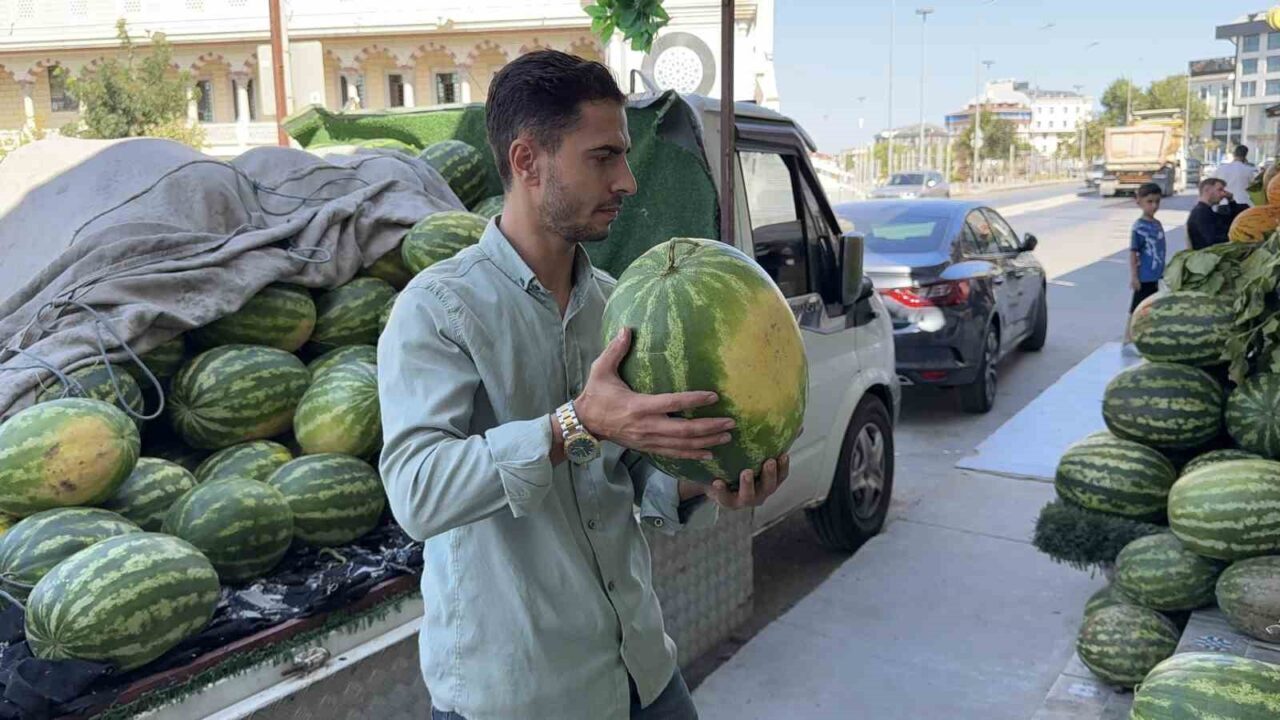 İstanbul Arnavutköy’de bir karpuz dükkanına gece yarısı hırsız girdi. Hırsız
