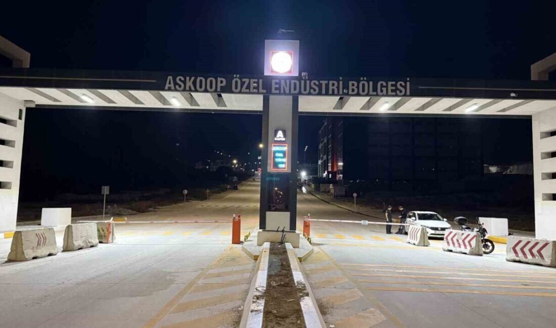 İstanbul Arnavutköy’de özel endüstri bölgesinde çıkan yangında 2 akaryakıt tankeri,