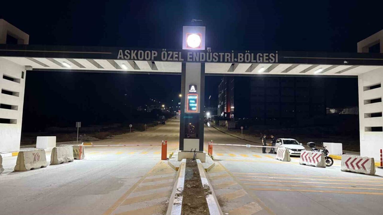 İstanbul Arnavutköy’de özel endüstri bölgesinde çıkan yangında 2 akaryakıt tankeri,