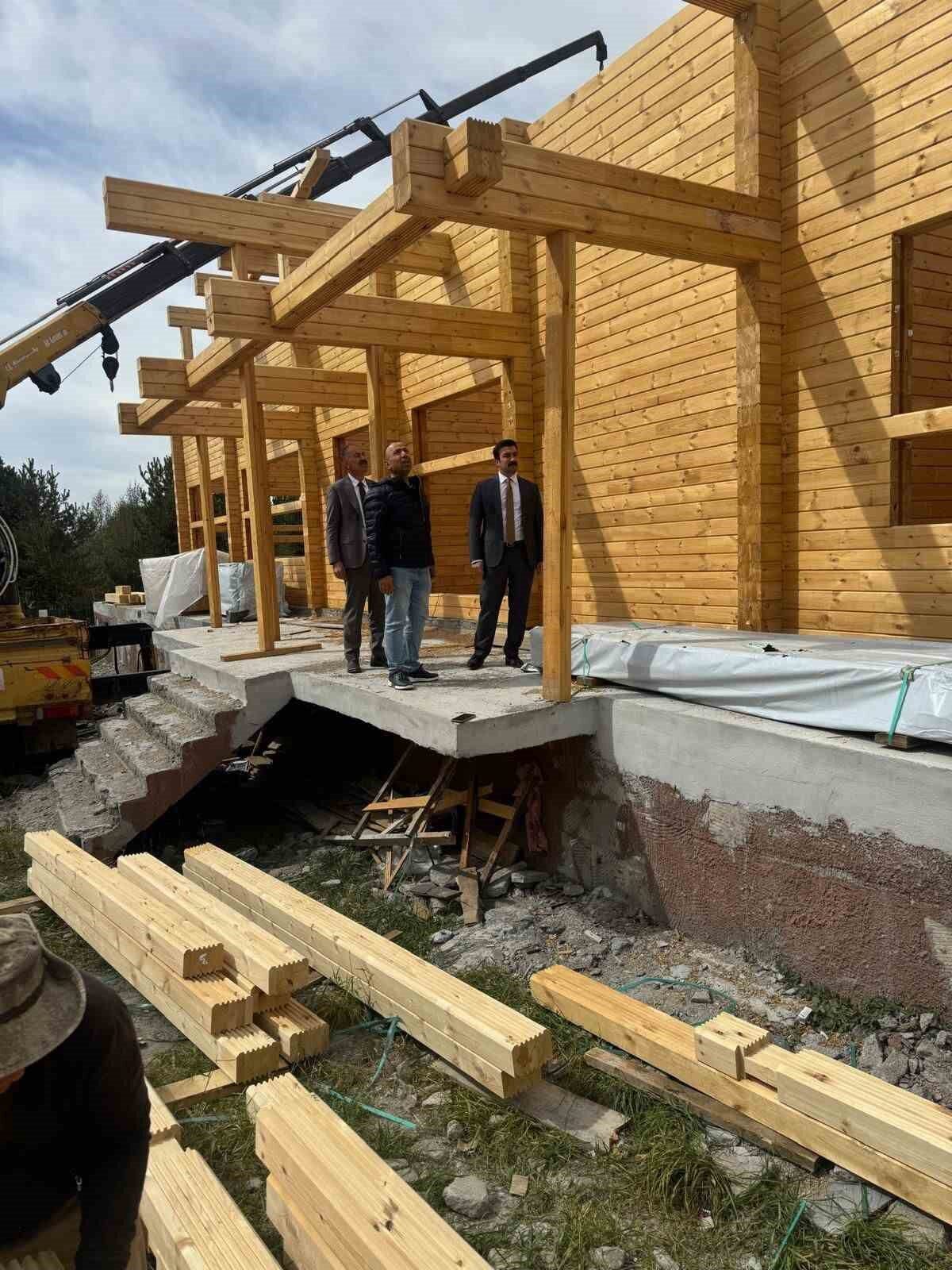 Arpaçay Çıldır Gölü kıyısında yapımına başlanan Kütük Ev’in biran evvel