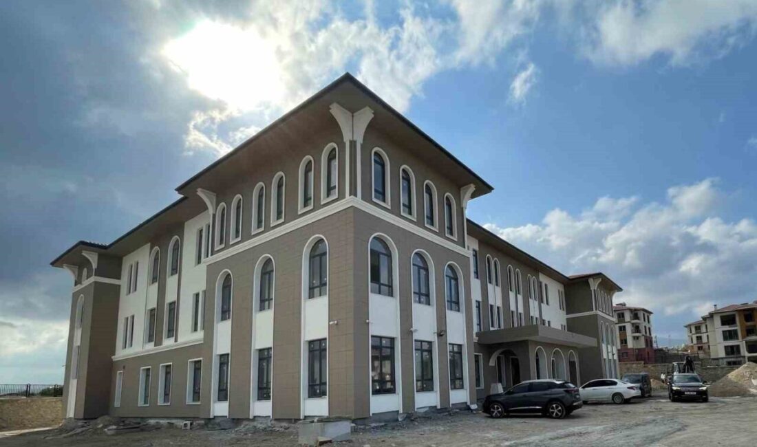 Hatay’ın Arsuz ilçesi Arpaderesi Mahallesi’nde TOKİ konutlarının bulunduğu alana 16