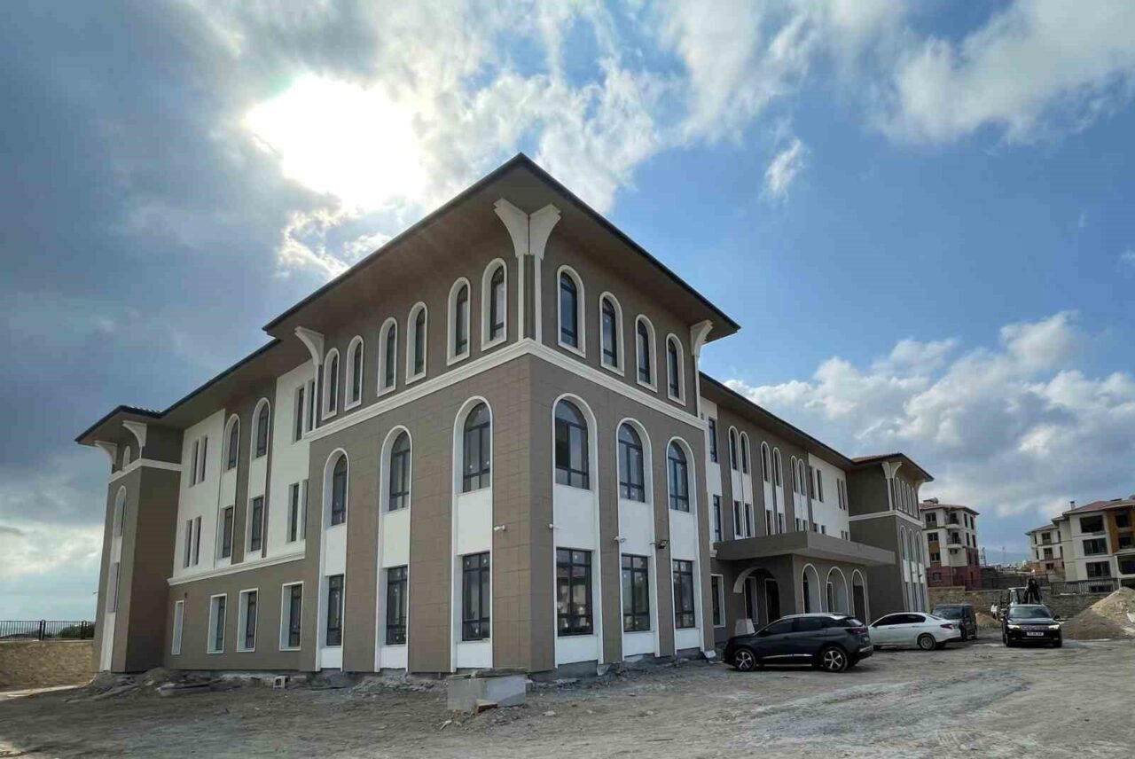 Hatay’ın Arsuz ilçesi Arpaderesi Mahallesi’nde TOKİ konutlarının bulunduğu alana 16