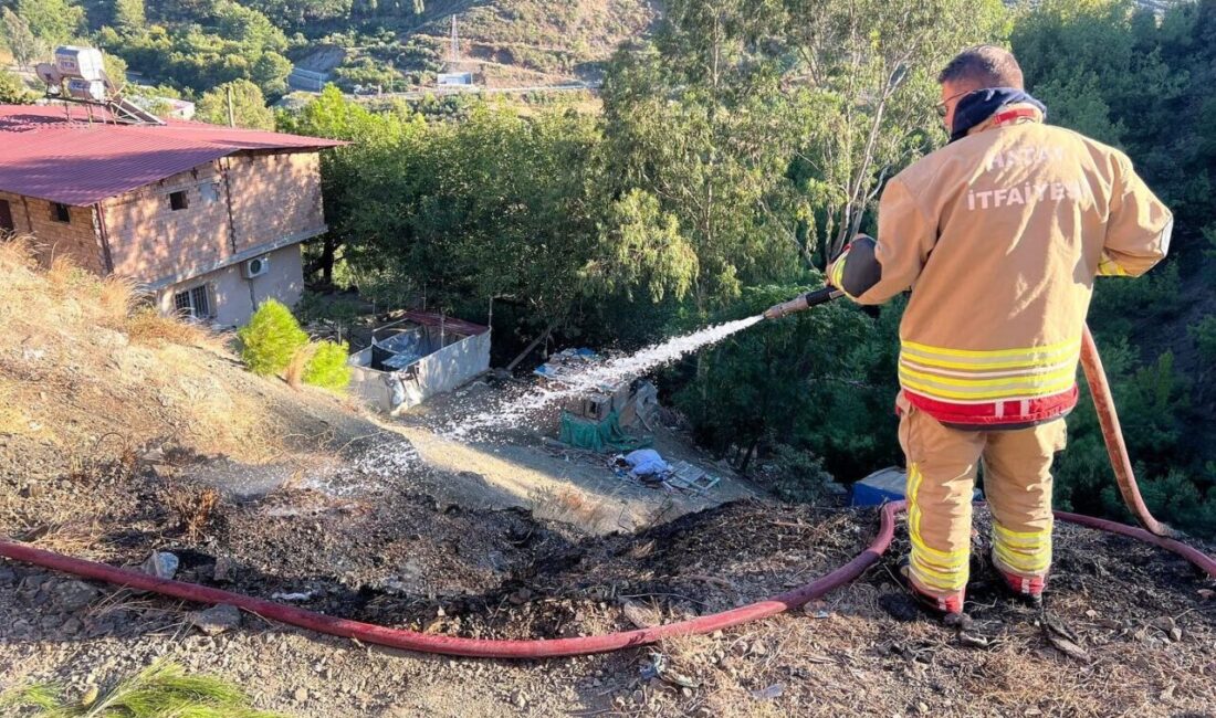Hatay’da otluk alanda çıkan yangın, ormana sıçramadan söndürüldü. Yangın, Arsuz