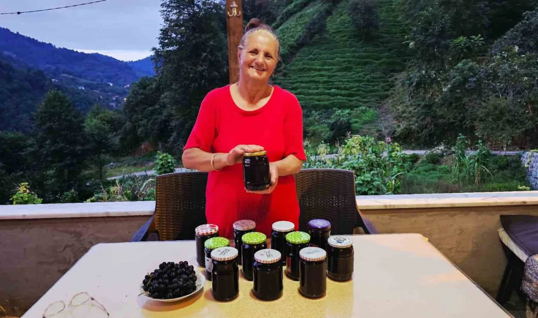 Artvinli kadınlar, üzümleri geleneksel yöntemlerle işleyerek odun ateşinde pekmez kaynatıyor;